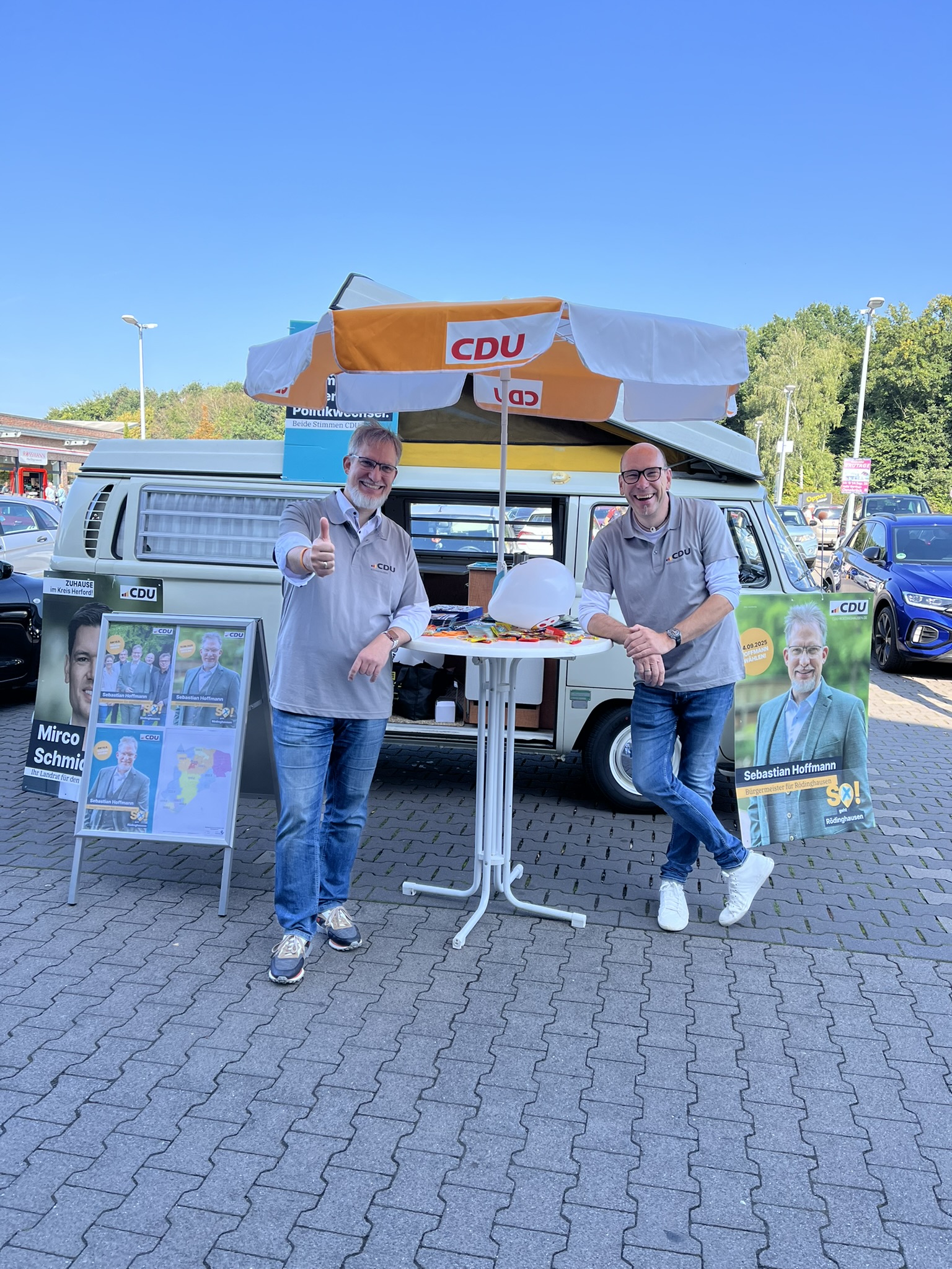Sebastian und Carsten mit Bulli